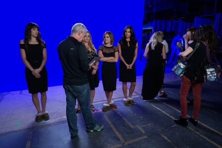 moonwlightt's tweet photo. vcs vão surtar na hora da abertura e eu vou ficar rindo lembrando que elas gravaram de pantufas, HOJE TEM PLL https://t.co/EfQvjheiq8