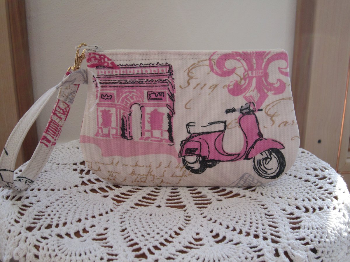 Antiquebasket's tweet photo. Let's go for a spin around #Paris with this pink #Vespa #Scooter https://t.co/iGoshirWoV #Travel #RTPFB #madeinUSA https://t.co/Bd3bwpqB4D