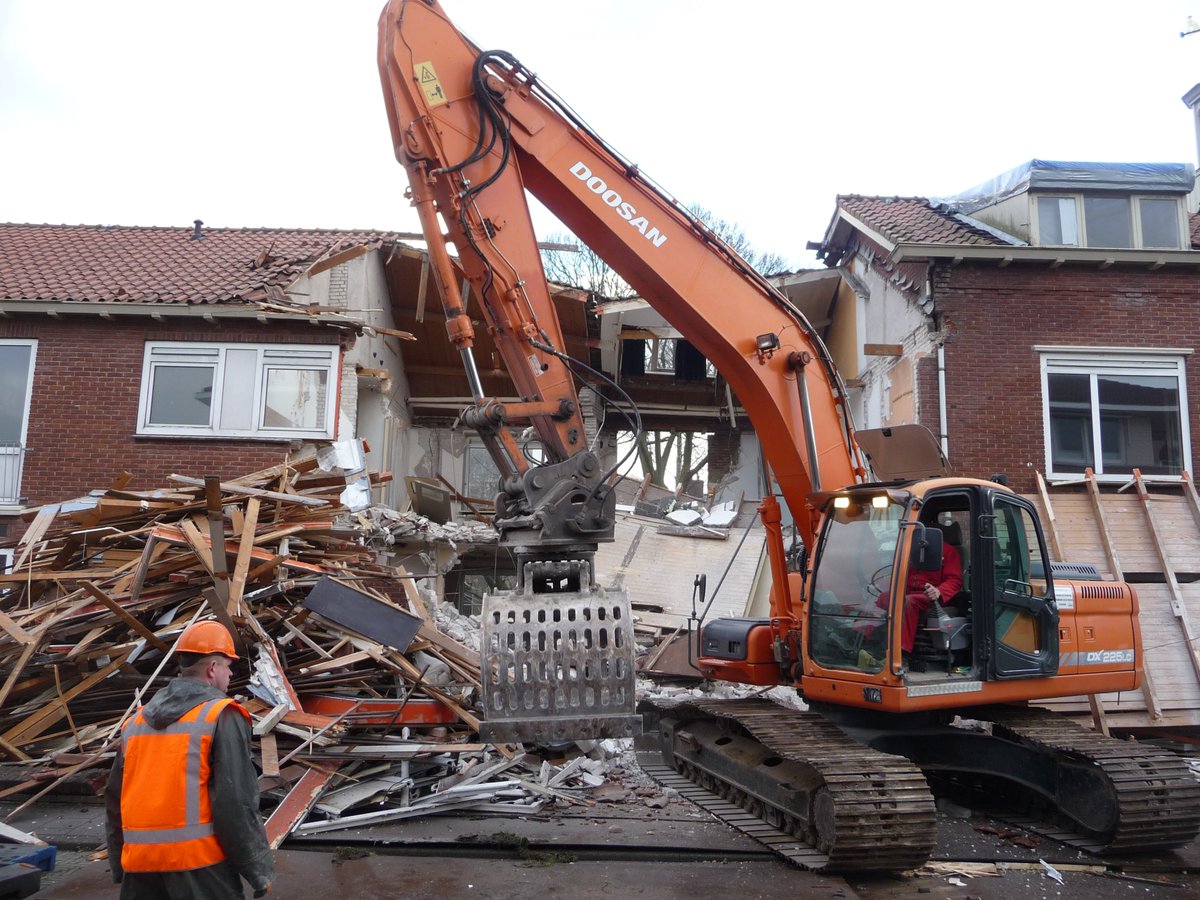 Start sloopwerkzaamheden F.H. Ringershof aan de Paul Krugerstraat. Sloopwerkzaamheden duren tot medio februari 2016.