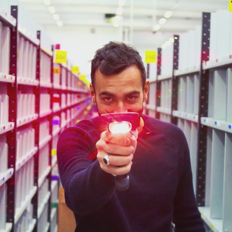 mengonimarco's tweet photo. Marco consegna i prodotti del suo store su Amazon a casa dei fan! 
Guarda il video > https://t.co/rKdF3gTqTF
Staff https://t.co/6HJZExOZ2c
