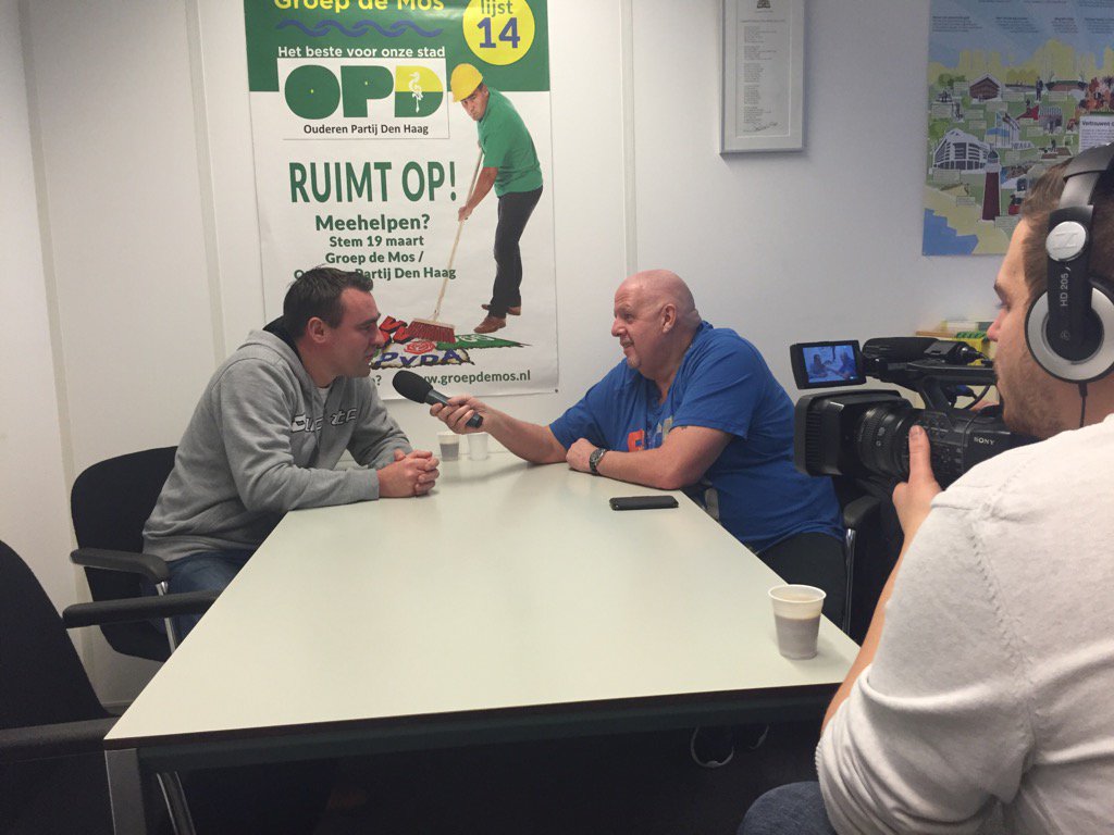 Hartv00rDenHaag's tweet photo. .@RicharddeMos in gesprek met @henkbres over #ADO. Richard voorspelt de uitslag zondag tegen Ajax: '2-1 voor ADO!' https://t.co/qADKuoNZ3X