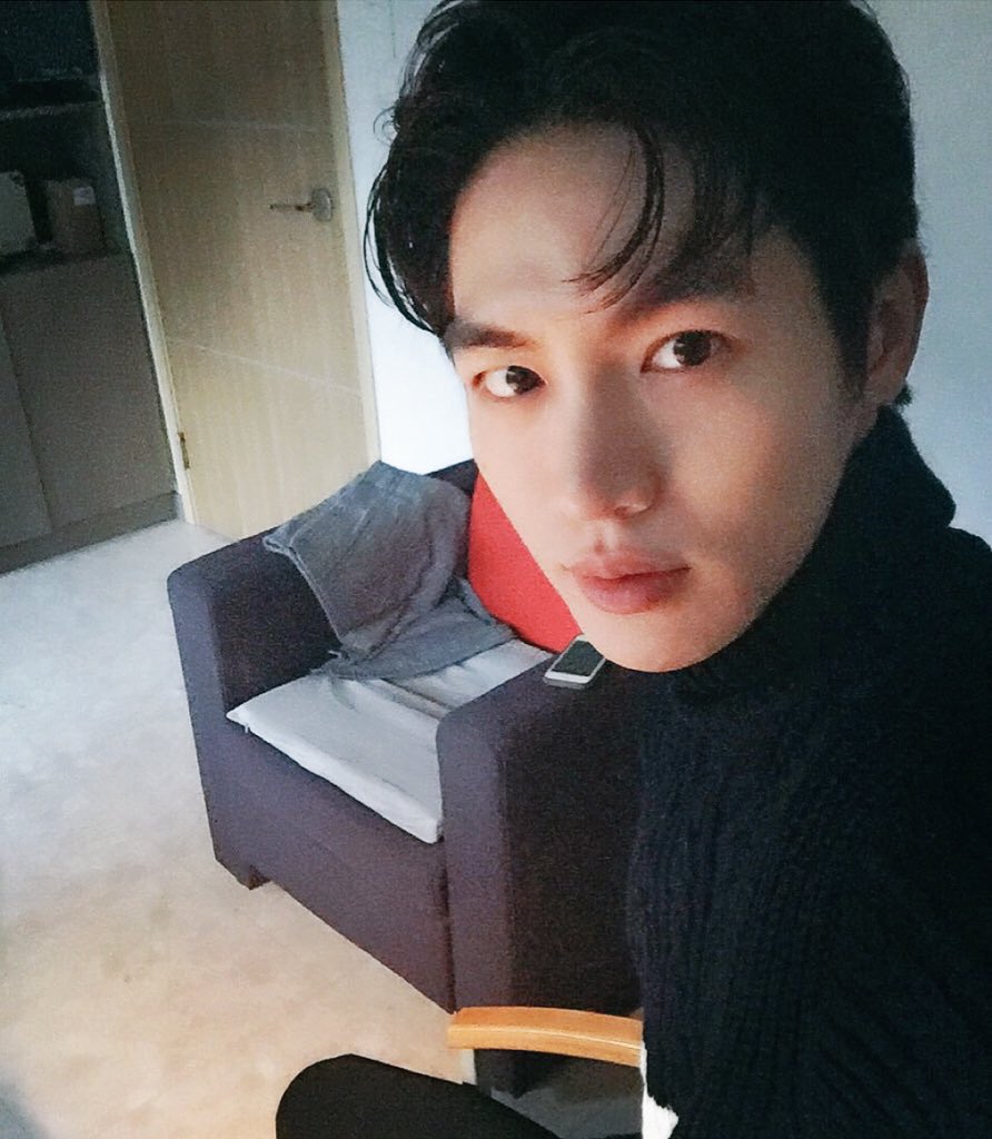 with_yuhwan's tweet photo. @SUPREME_0729 그 앞머리 .....세일러 문 것 같네ㅋㅋㅋ https://t.co/lDWvLJv2BE