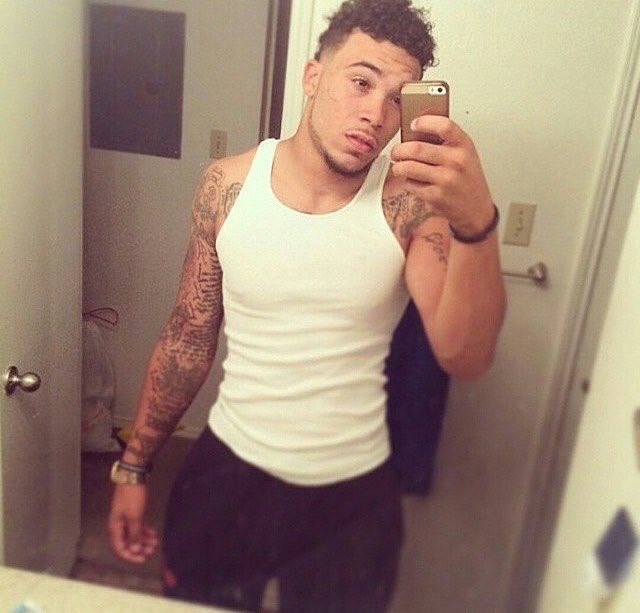 Basell34's tweet photo. Already been a year without yo big goofy ass ! Miss you bro , I know you turnin up in heaven ๐ช๐ฝ #longlive28 https://t.co/b9RDgJxQYM