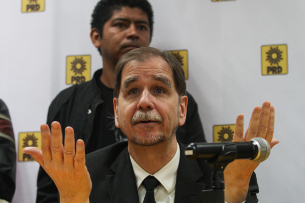 Pajaropolitico's tweet photo. Otra vez @abasave presenta su renuncia como líder del PRD  https://t.co/nnAE709snr https://t.co/uqhV4RRHGm