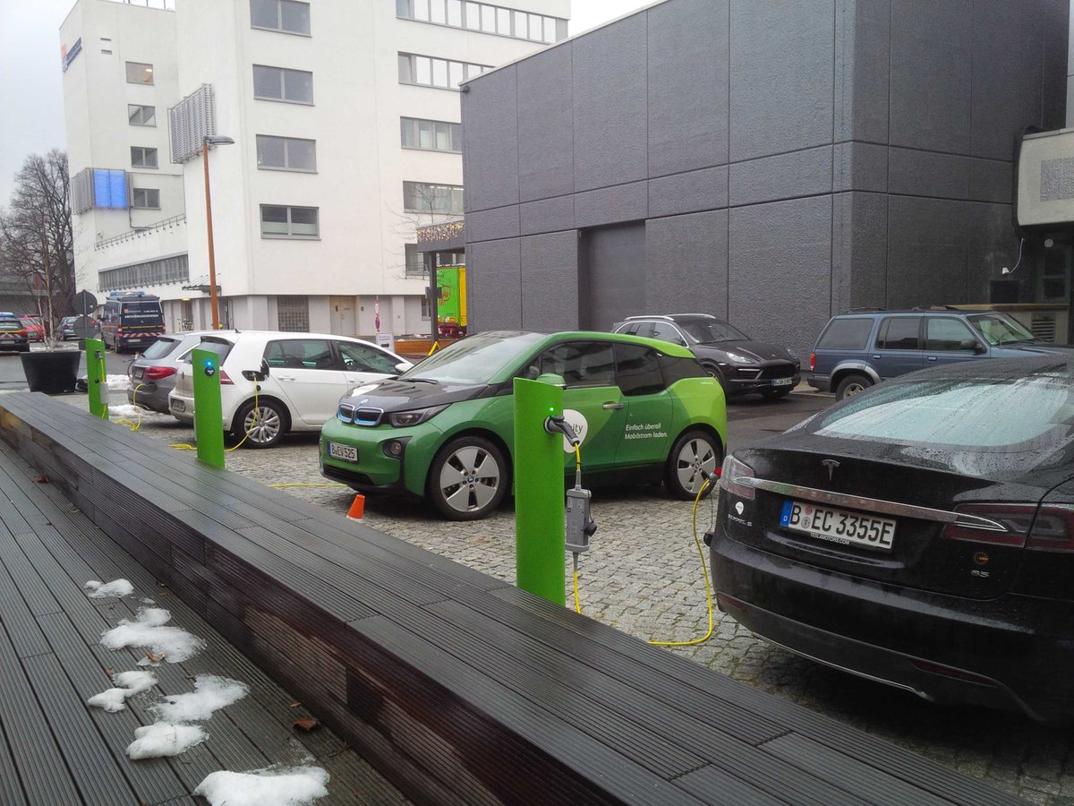 ubitricity's tweet image. Tesla S, BMWi3, VW e-Golf, Mercedes C 350 e all charging with #ubitricity #SmartCable  in Berlin!
