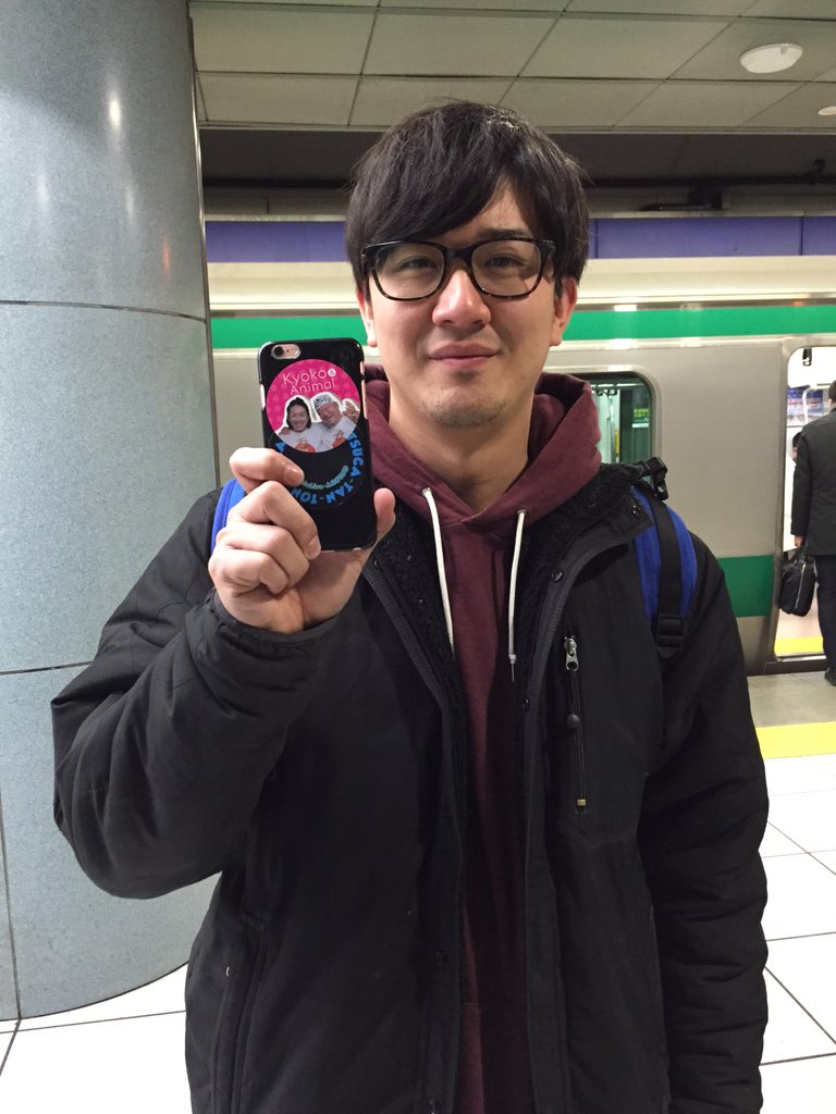 Twitter पर トンツカタン 森本 今日は ウレロ 無限大少女 の前説やらせていただきました 見学に来ていたアンゲラー酒井さんが 菅原特製トンツカタンスマホケース を使ってたのですが その上に アニマル浜口親子ステッカー 貼ってました Twitter पर トンツカタン 森本 今日は ウレロ 無限大少女 の前説やらせていただきました 見学に来ていたアンゲラー酒井さんが 菅原特製トンツカタンスマホケース を使ってたのですが その上に アニマル浜口親子ステッカー 貼ってました