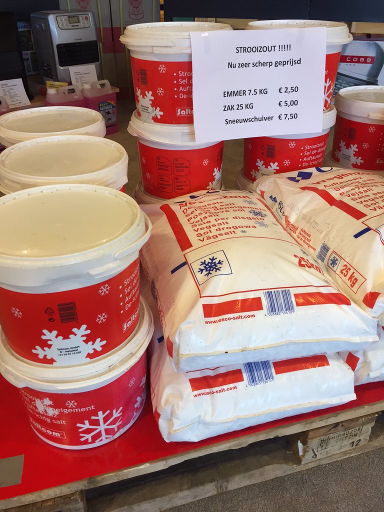 Er wordt weer winters weer voorspeld voor komend weekend.
Nu strooizout halen. 
Emmer 2,5 kg €2,50
Zak 25 kg. €5,00