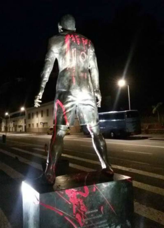 Вандалы написали Месси на статуе Роналду в Португалии. ФОТО