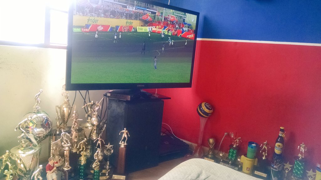 sebasrestre's tweet photo. @Teleantioquia  viendo desde Cajica Cundinamarca #PonyFutbolPorTA  dsd mi cuarto con los trofeos d mis enanos soy DT https://t.co/9E50VNx4Rd