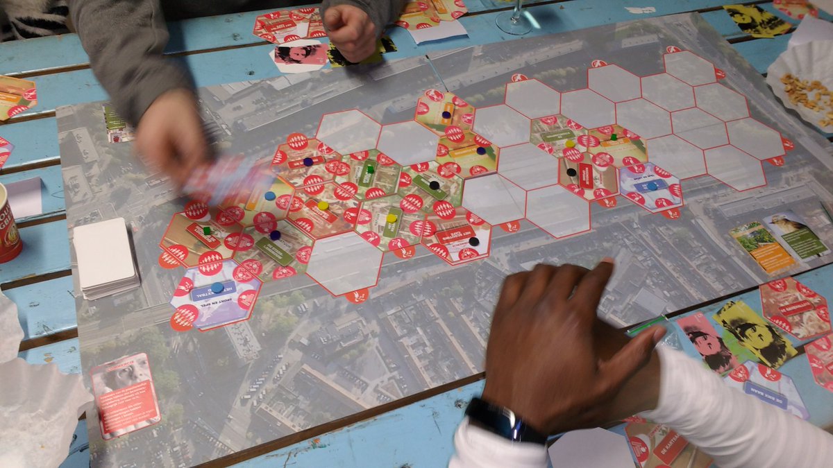 stadscamping013's tweet photo. Samen met andere initiatiefnemers spelen we het @SpoorLoos013 spel. Erg leuk en tof om anderen te leren kennen :) https://t.co/aVz6qcjxOr
