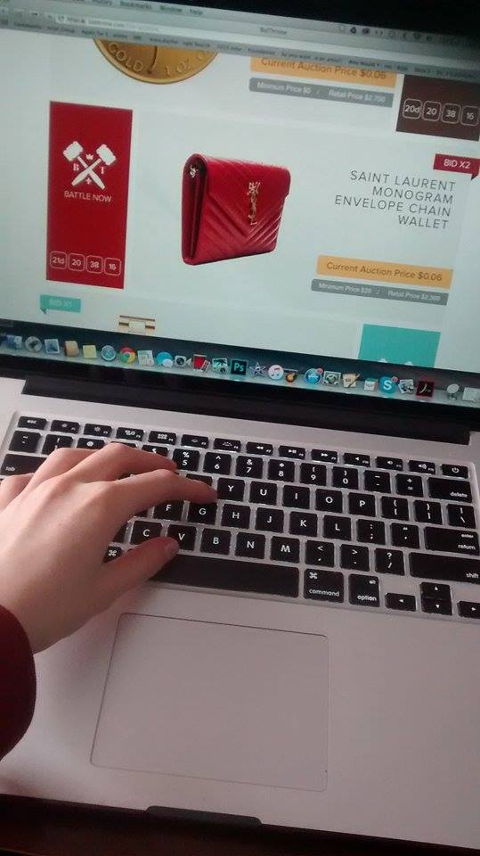 LauraMak9's tweet photo. Signed up and joining the battle @BidThrone 
LOVING this wallet!
Want to participate go to https://t.co/lbwvzPKgRO https://t.co/uVrUKAjWI3