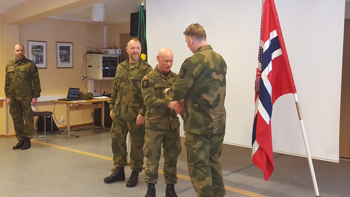 SjefHV17's tweet photo. Roy Ytrehauge er i dag beskikket som Kommandersersjant og trer inn i stillingen som sjefssersjant ved HV-17. https://t.co/vkiJOCzYVS