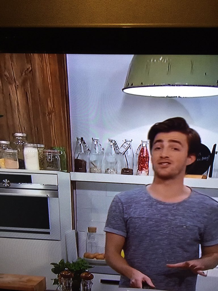 <a href="/piNeutLikeur/">Pineut</a> check nu, pineut likeuren in de <a href="/24Kitchen/">Santos kitchen</a> keuken #demakkelijkemaaltijd