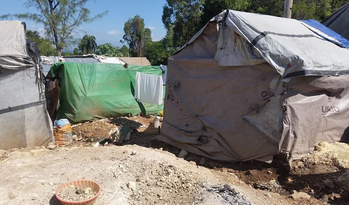 Solidarites_Int's tweet photo. 6 ans après le #séisme en #Haïti, de nombreuses personnes vivent encore dans des logements de fortune #aiderplusloin https://t.co/7YbC1ECPlB