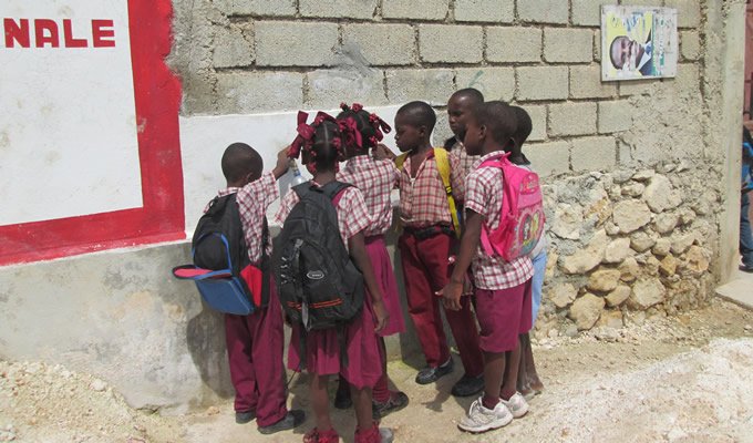 Solidarites_Int's tweet photo. 6 ans après le #séisme en #Haïti, de nombreuses personnes vivent encore dans des logements de fortune #aiderplusloin https://t.co/7YbC1ECPlB
