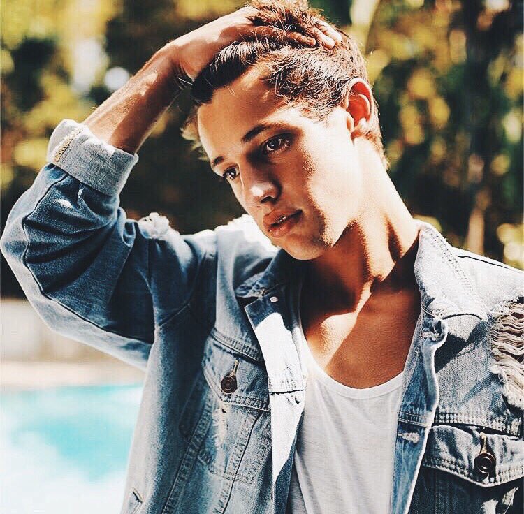 Davis2222Kira's tweet photo. @camerondallas please follow me 😘😍💘 https://t.co/oCdrYqpXAl