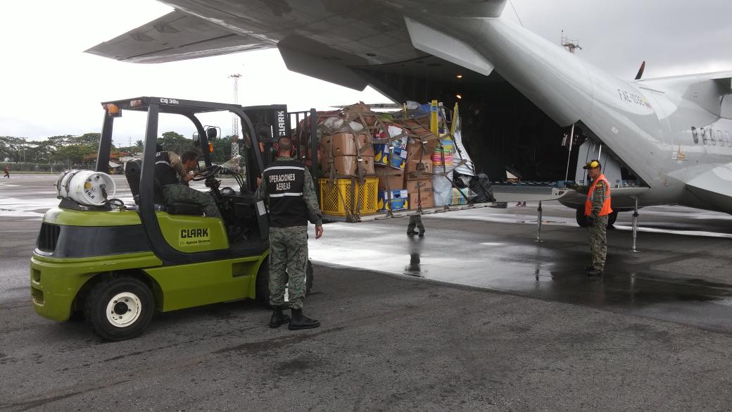 DefensaEc's tweet photo. .@DefensaEc, a través de @FuerzaAereaEc, realiza #PuenteAéreo a #Galápagos, consolidando el #BuenVivir. [1/2] https://t.co/x9tncBjUWi