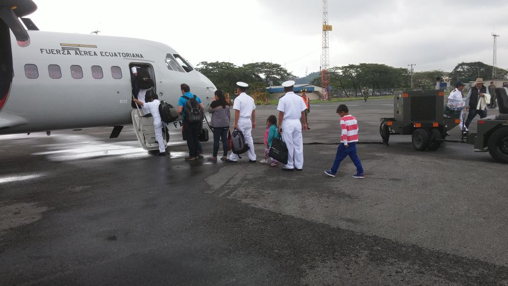 DefensaEc's tweet photo. .@DefensaEc, a través de @FuerzaAereaEc, realiza #PuenteAéreo a #Galápagos, consolidando el #BuenVivir. [1/2] https://t.co/x9tncBjUWi