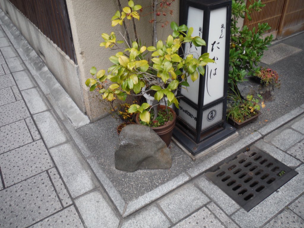 京都クネクネ またまた異動 鬼門除けの 欠け とイケズ石 京都は方角を感じながら歩くと面白いですねぇ ちゃんと鬼門 裏鬼門に 欠けが設えてある建物が多いです まいまい京都 T Co Uc8umc3mur