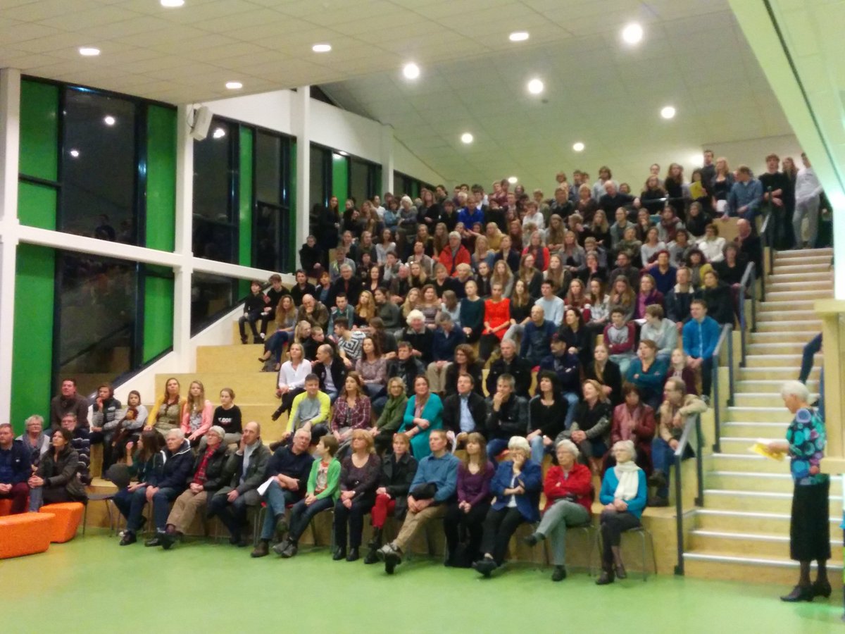 Publiek zit klaar voor presentatie profielwerkstukken OSG