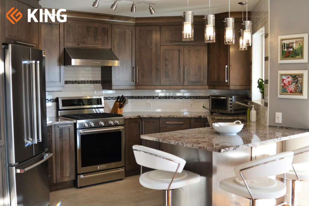 This Bianco Antico #granite definitely adds a touch of elegance to this beautiful #kitchen. #kinggranite #design