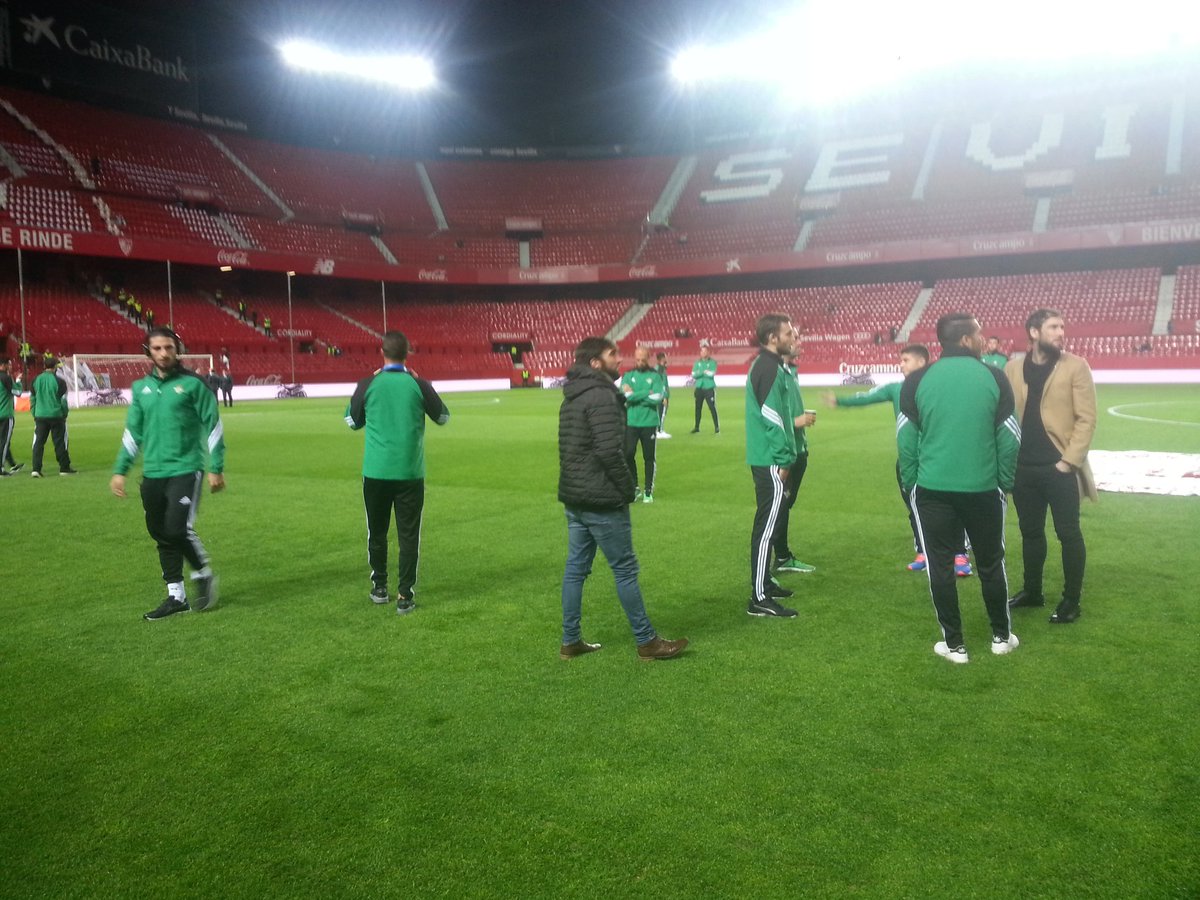 RealBetis's tweet photo. El @RealBetis ya se encuentra en Nervión. ¡¡¡¡Vamos!!!! https://t.co/pjYZ5l8Jm2