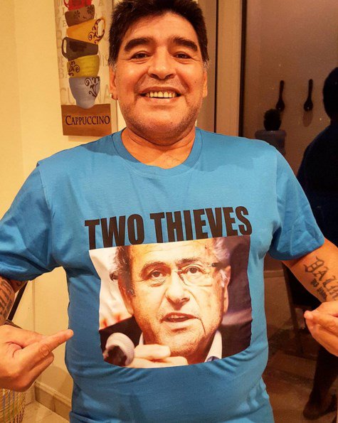 Mirá con la remera que se dejó ver #Maradona bit.ly/2Ladrones
