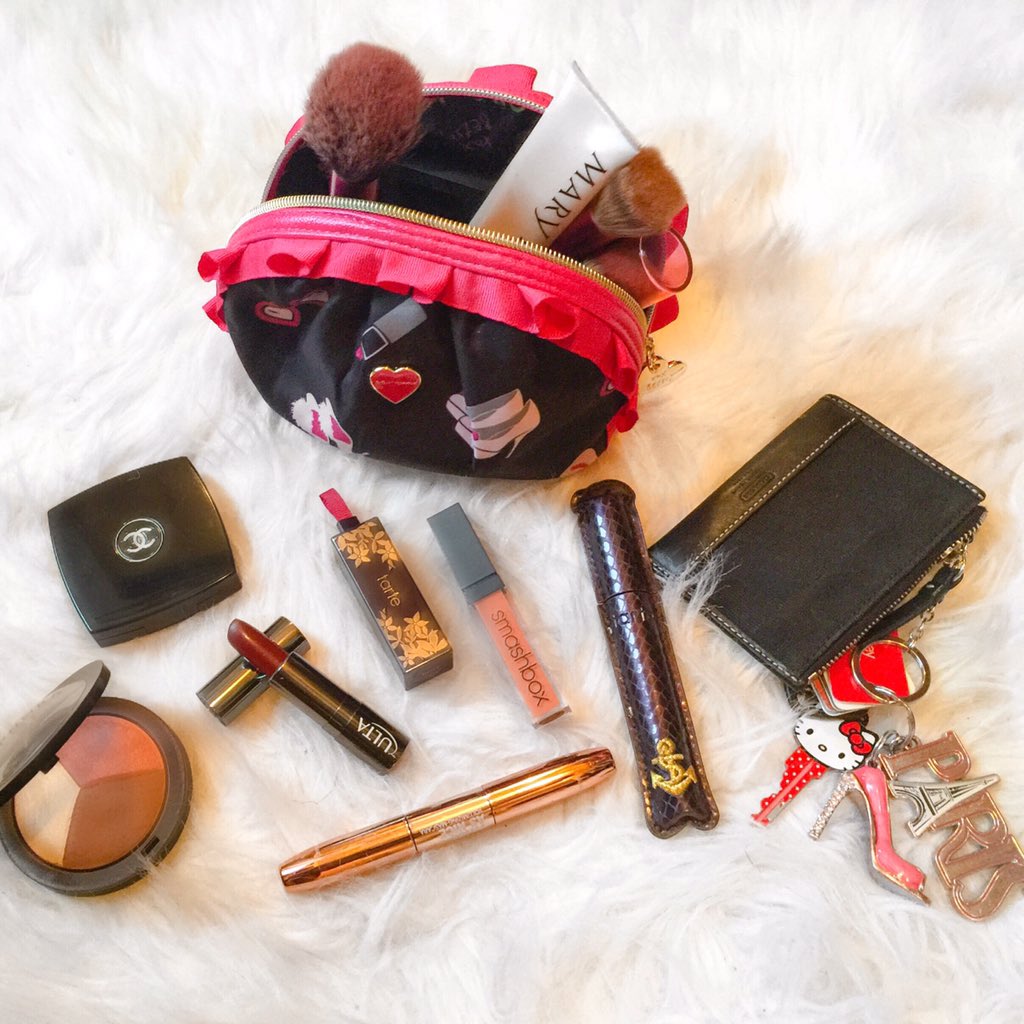 #whatsinmymakeupbag #beauty #blogger #beautyblogger #blog