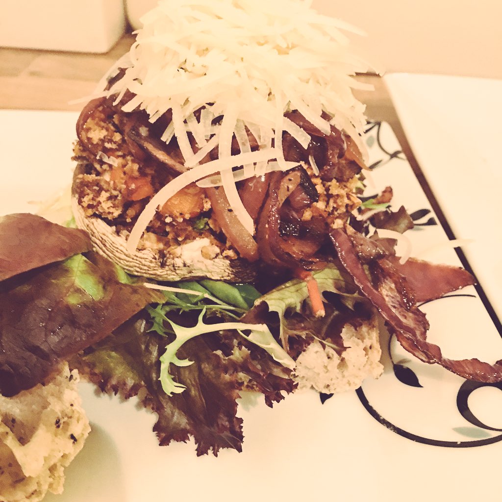 Jo_McCarry's tweet photo. Stuffed mushroom burger made by my own fair hands with caramelised onions π€ #proud #successinthekitchen https://t.co/BhMwz8I4we