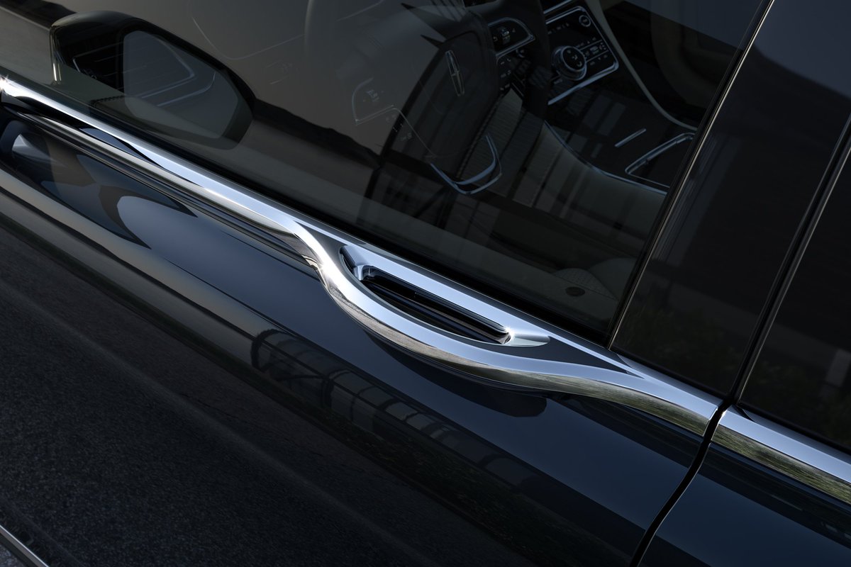 LincolnMotorCA's tweet photo. Not your standard grab-and-pull. #eLatch #HowContinental https://t.co/3pqrdE92rI