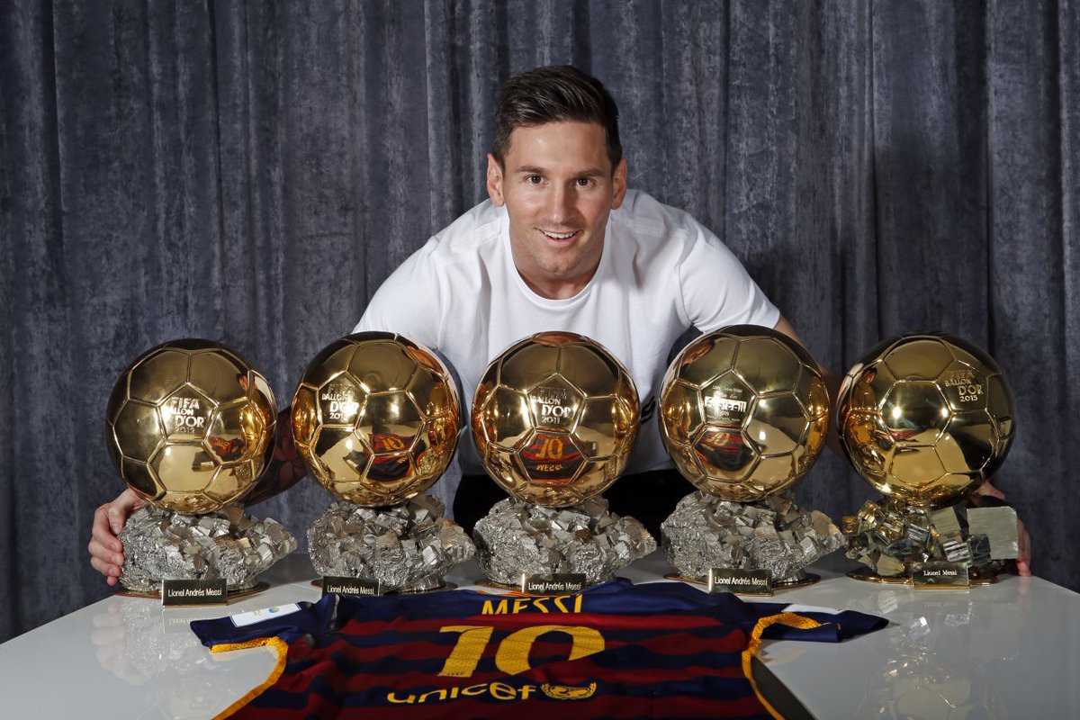 FCBarcelona's tweet photo. 👏👏👏👏👏 

#BallondOr 
#Messi5 https://t.co/QkYwuNcZ5A