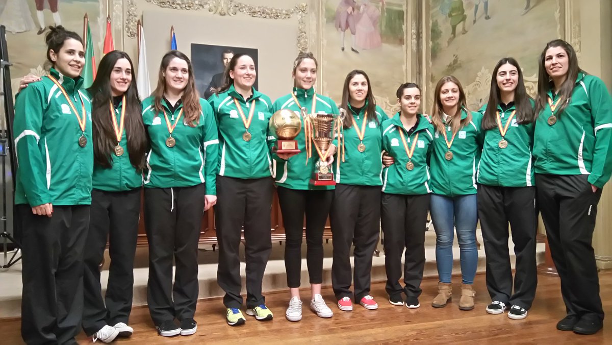 jesanpe's tweet photo. Ha sido un placer @torrevoley Sois un ejemplo para #Torrelavega. Enhorabuena de corazón al @cvtorrelavega ¡Enormes! https://t.co/2OIqIEEzQY