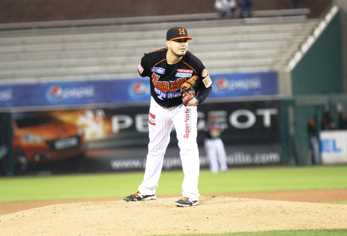 ClubNaranjeros's tweet photo. Los lanzadores Edgar González(@tiburones_net) y José Samayoa (@caribesanz)estan en la semifinal @LVBP_Oficial,suerte https://t.co/iWE5Qd9I7W