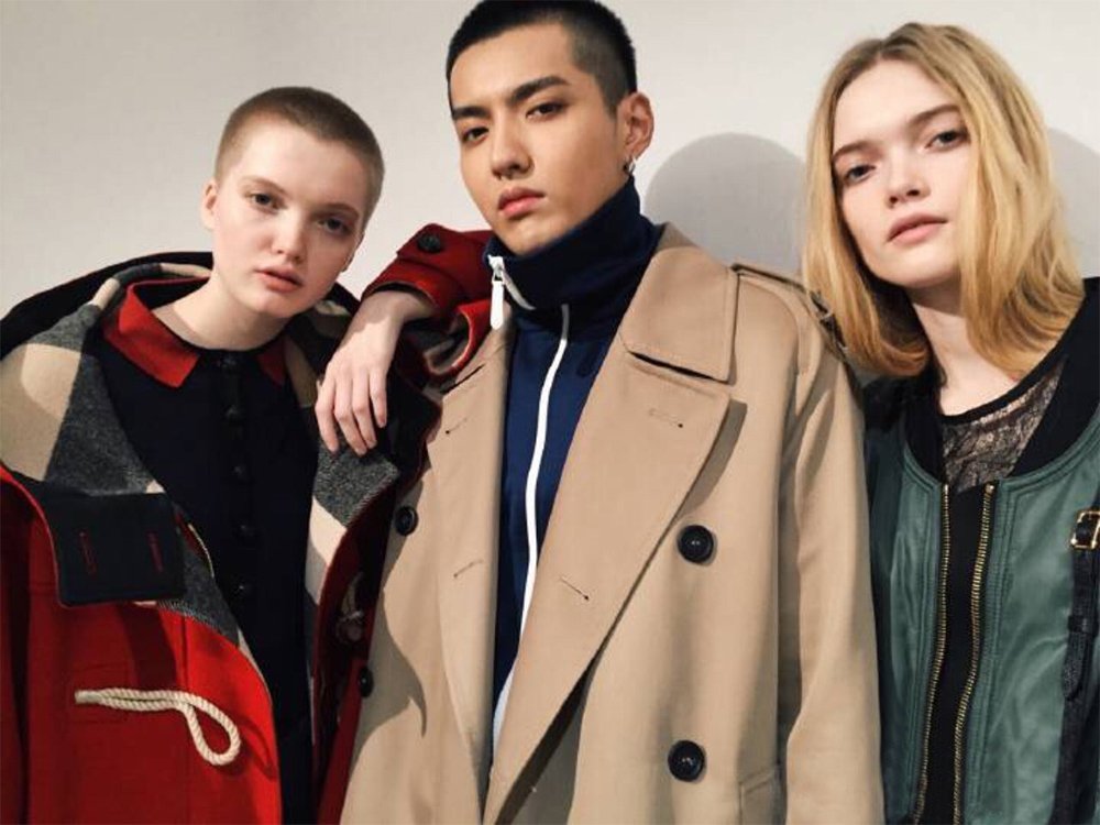 allkpop's tweet photo. 'Burberry' CEO Christopher Bailey praises Kris (Wu Yi Fan) https://t.co/v4KCDLNgwv https://t.co/YcY4UiSgOv