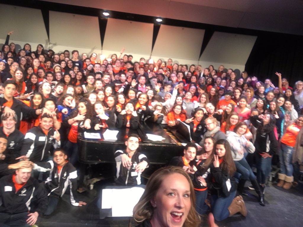 FentonChoir's tweet image. Sooooo many voices! Best future singer selfie ever! @MsGruben @DougOrlyk #fhschoirfamily #tridistrict