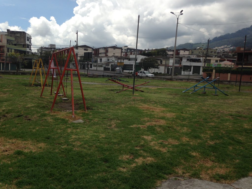 Dianytd's tweet photo. #EMMOP parque La Florida deteriorado totalmente, solicitamos restauración con nuevos juegos... @24horasUIO https://t.co/p11WBRERil