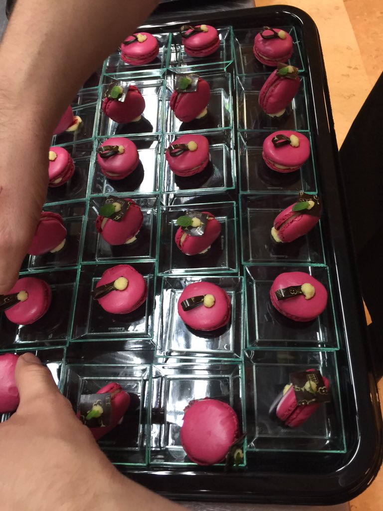 Enderezando los exquisitos macaron con los que <a href="/rest_sesrotges/">William Tétard</a> nos ha deleitado como colofón final de este #A4MANOS