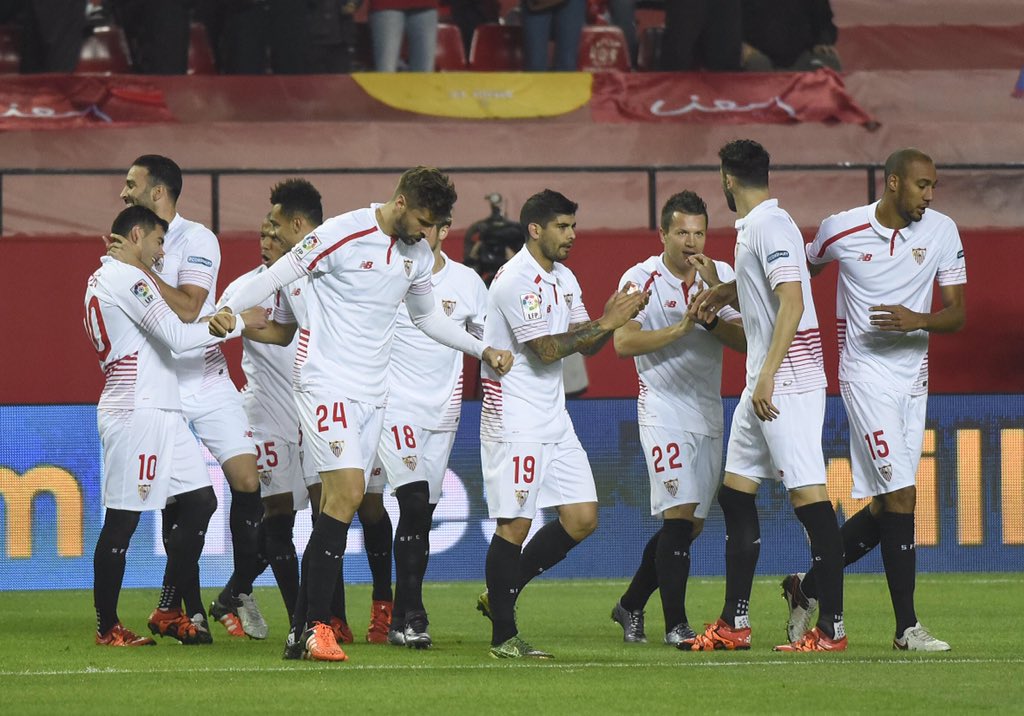 SevillaFC's tweet photo. #SevillaFC 4-0 @RealBetis: La fiesta del Sevilla, sí, otra vez #vamosmisevilla https://t.co/ah9CX7xyoR https://t.co/bhoFvZUHiG