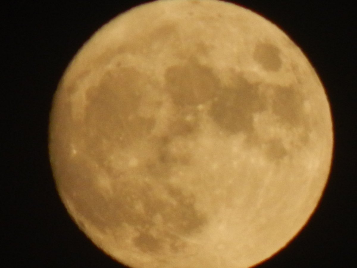 DigitalVortex01's tweet image. The moon on Christmas Eve 2015 taken with a camera #Stargazing @BBCStargazing