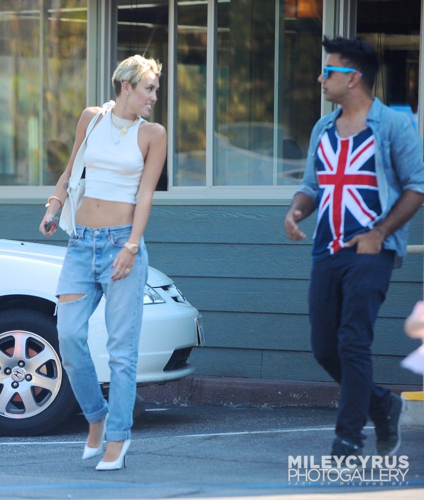 MileyRCyrustyle's tweet photo. Miley x ripped jeans https://t.co/xgxK3hioLS