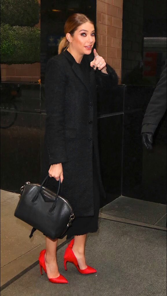 pllcandids's tweet photo. Ashley Benson out and about in New York City on January 12th, 2016 https://t.co/dNXBszlAE5