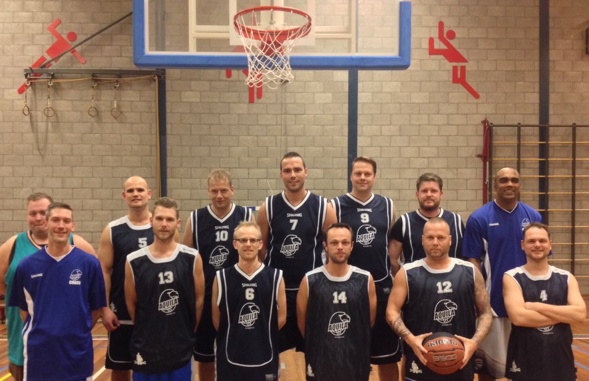 BVAquila's tweet photo. 2016 teamfoto recreanten Aquila. 
Tenues dankzij #Koningsvogel. https://t.co/auQE5U46pd