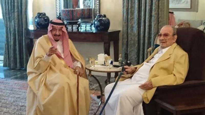trky10g's tweet photo. الملك سلمان لم تمنعه مسؤولياته عن أن يكون أخاً في مشاهد أظهرت أروع صور الوفاء والبر وصلة الرحم واحترام العلماء https://t.co/1rzCHmGX7S