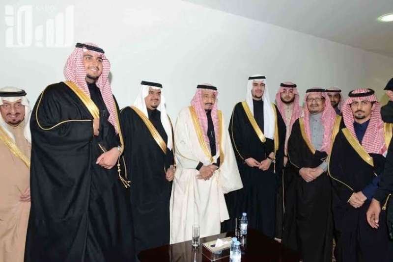 trky10g's tweet photo. الملك سلمان لم تمنعه مسؤولياته عن أن يكون أخاً في مشاهد أظهرت أروع صور الوفاء والبر وصلة الرحم واحترام العلماء https://t.co/1rzCHmGX7S