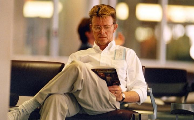 RoomtoRead's tweet photo. #DYK @DavidBowieReal loved books? He never toured w/out his traveling #library https://t.co/1vgkiMrodF #davidbowie https://t.co/l6orpB0oee