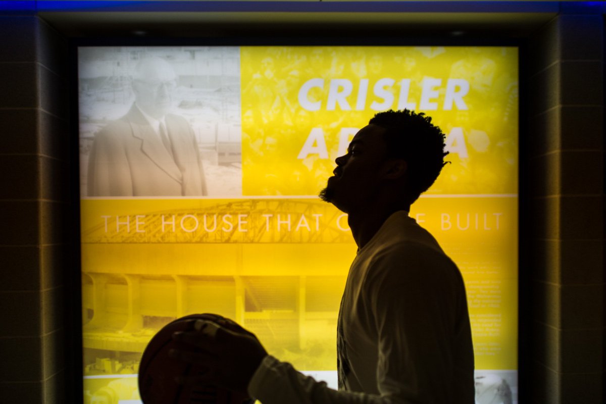 ksvoboda's tweet photo. Thanks, @PlayersTribune, for coming behind scenes to share some special moments tonight. #GoBlue #OurMichigan https://t.co/c51JslonBS