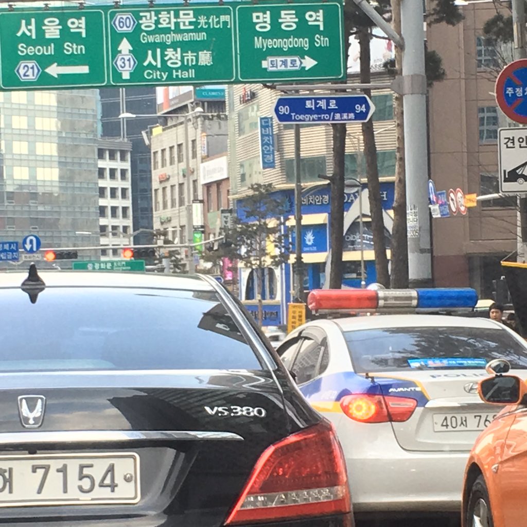 hannahkwon's tweet photo. 후진국스러운 경찰. 다른 차들 못가게 우회전 차선 떡하니 막고서있다가 끼어들어서 직진함. 불법차량 잡지는 못할망정. https://t.co/YrXdlMLHk7