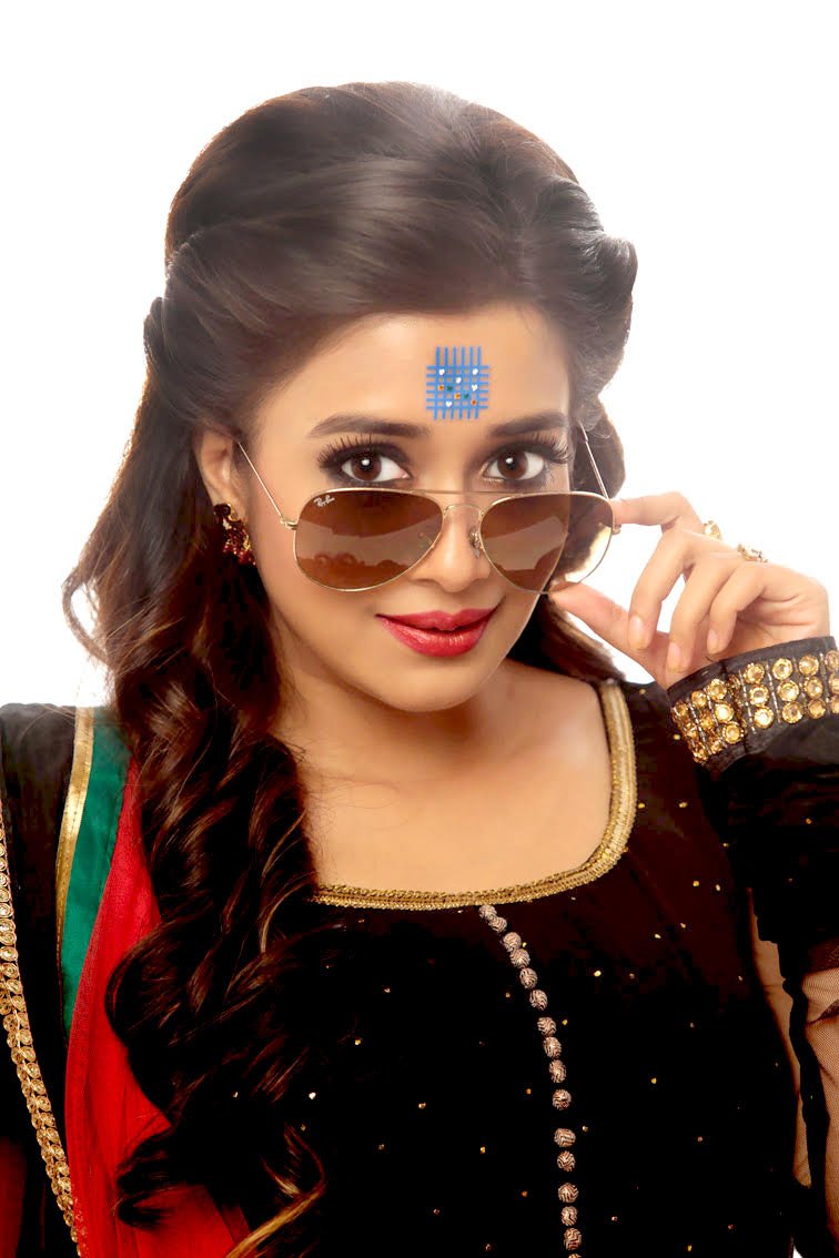 bookmybindi's tweet photo. A #bindi on your forehead can change the way you look and the way people receive you. Get the look. Shop now! https://t.co/UiJwHLpenr