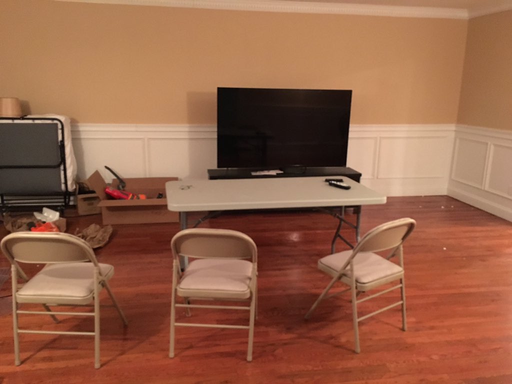 KOSDFF's tweet image. Our new couch gets here tomorrow 👏🏻🙏🏻 #TKGFuelHouse