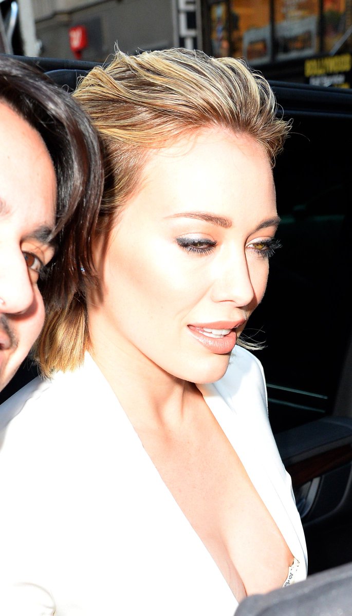 Hilary Duff nip slip! Sexy Celeb Scenes @nudiereview